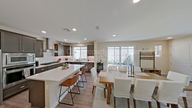 Building Photo - 6620 Calle Koral