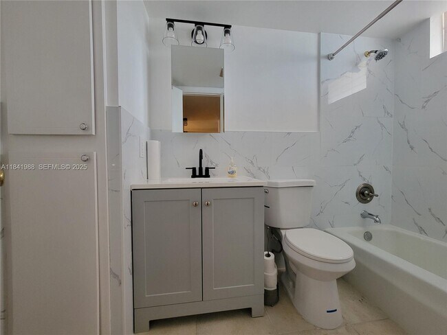 Building Photo - 2903 Point E Dr