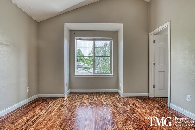 Building Photo - Gorgeous Four Bedroom Townhome in Hillsboro!