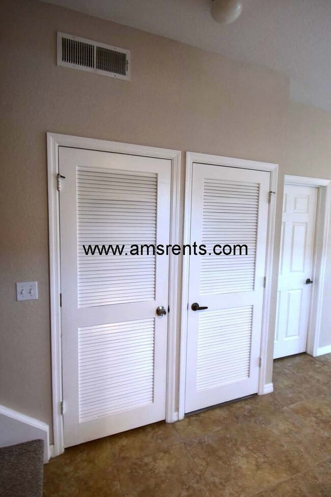 Building Photo - 4 bedroom and 3 bathroom Townhouse