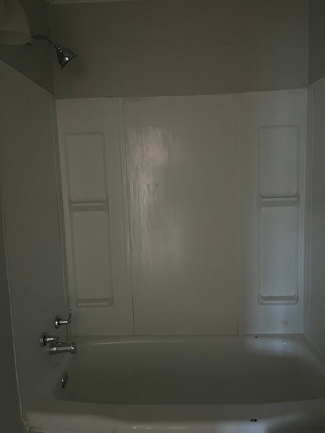 Building Photo - 2-Bed 1-Bath House