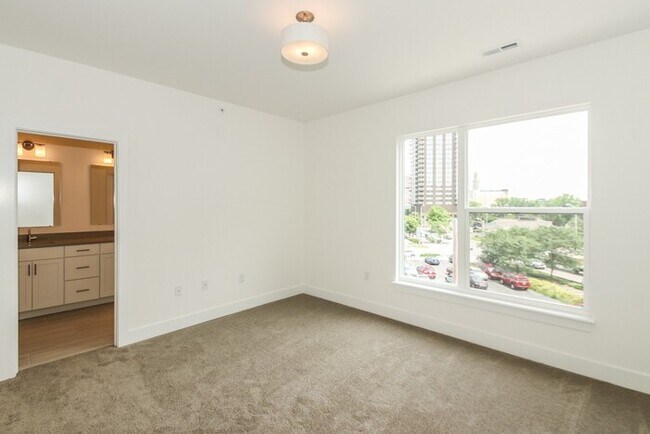Building Photo - Townhome in Downtown Indianapolis