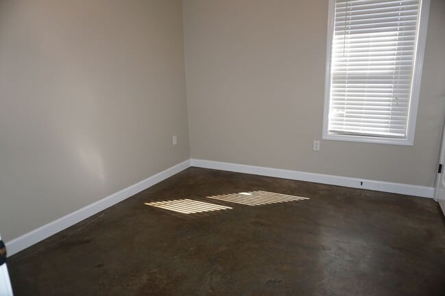 Building Photo - 210 Lake Dr