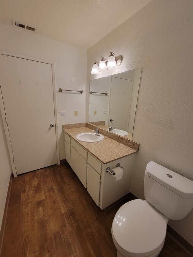 Building Photo - Two Story 3 Bedroom 2 Bath Condo in Chico for Rent!
