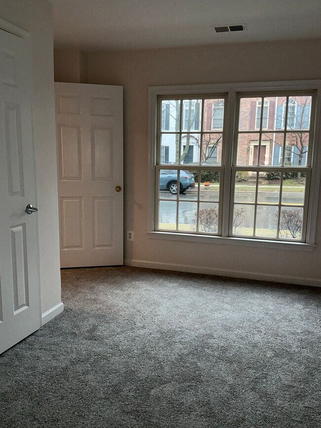 Building Photo - Beautiful 4BR 4.5BA 4 level townhome with 2 car attached garage located in the Fallsgrove Community