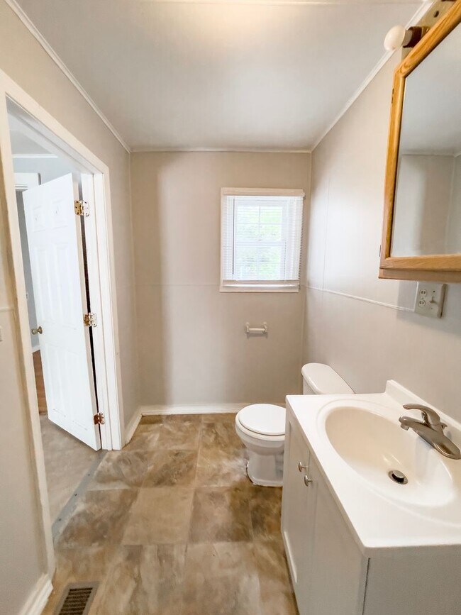Building Photo - *AVAILABLE NOW!* Cozy Three Bedroom Home!