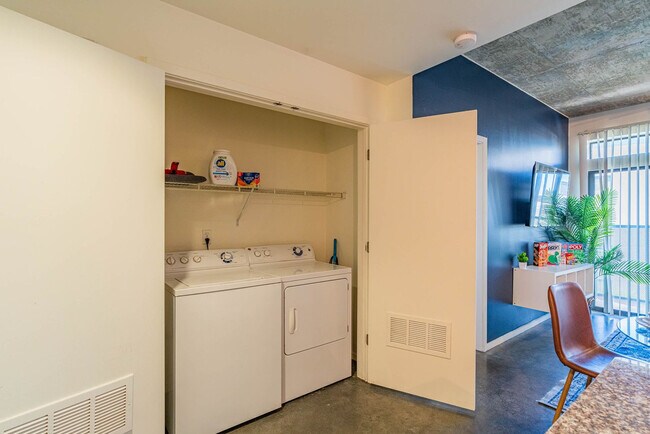 Building Photo - 333 E Roosevelt St