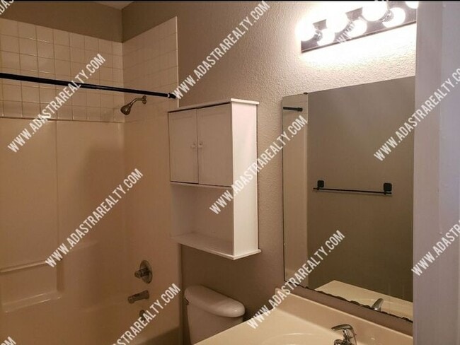Building Photo - Spacious Remodeled 2 Bed/2 Bath in Lawrenc...