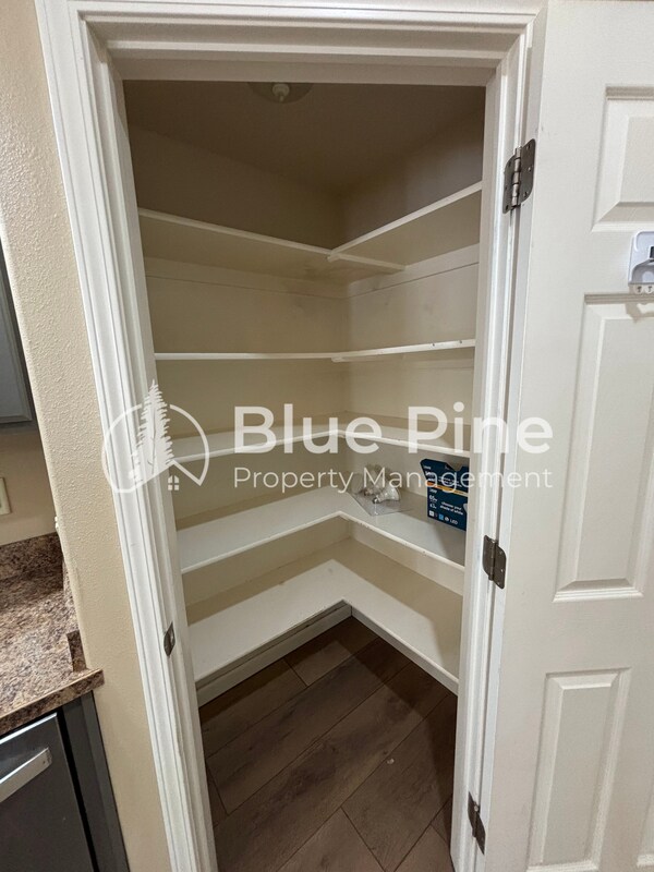 Building Photo - 3736 Ellendale Cir