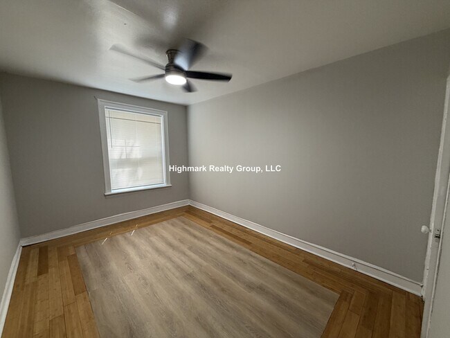 Building Photo - 6304 N Oakley Ave