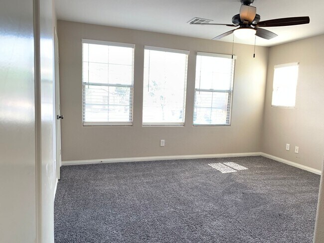 Building Photo - 3 Bedroom House in gated community