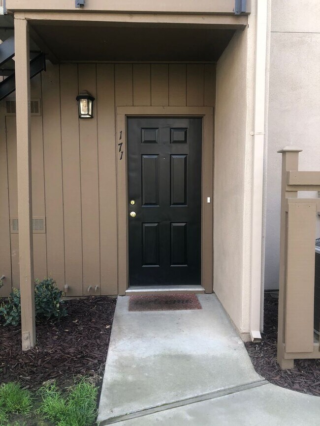 Building Photo - Back to School Two Weeks Free Rent! Darling condo in a great community with amenities