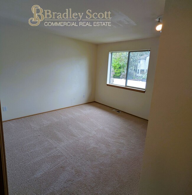 Building Photo - HUGE 4-bedroom with EXPANSIVE bonus room, ...