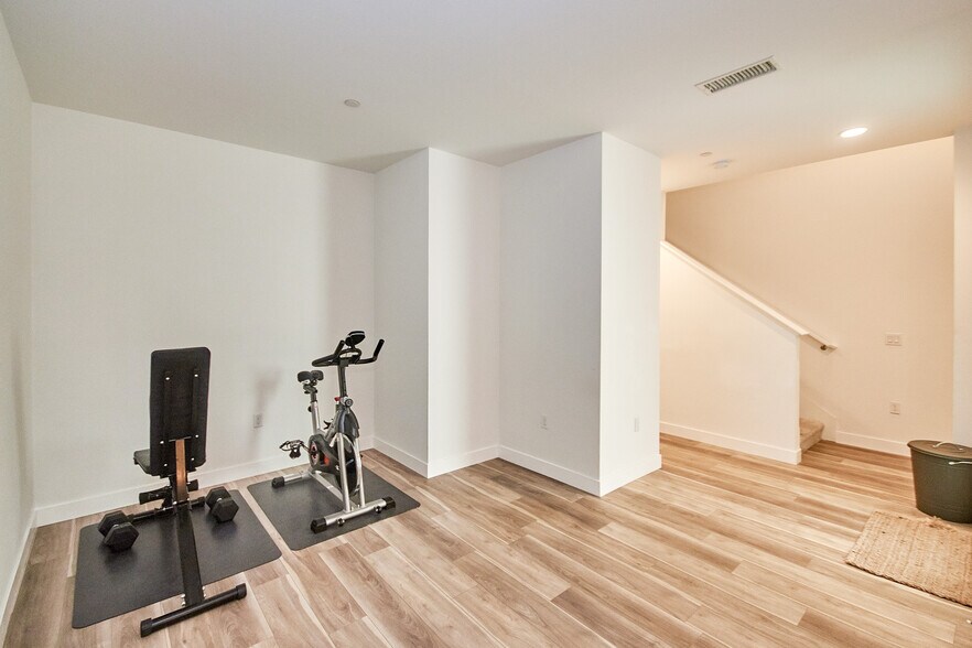Building Photo - 9914 Artesia Blvd