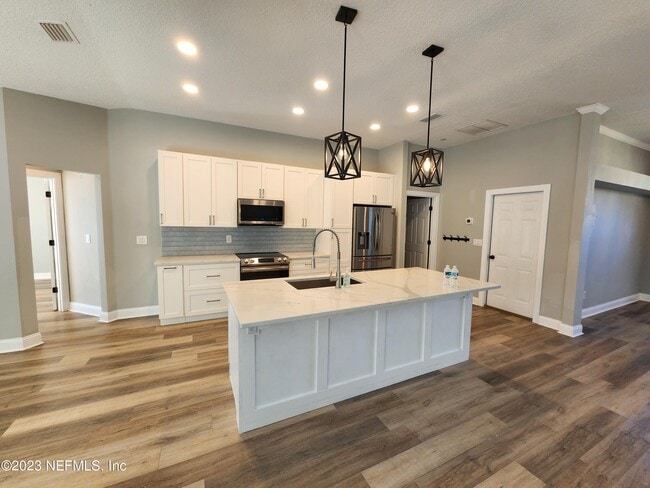 Building Photo - 2071 Thornhill Drive