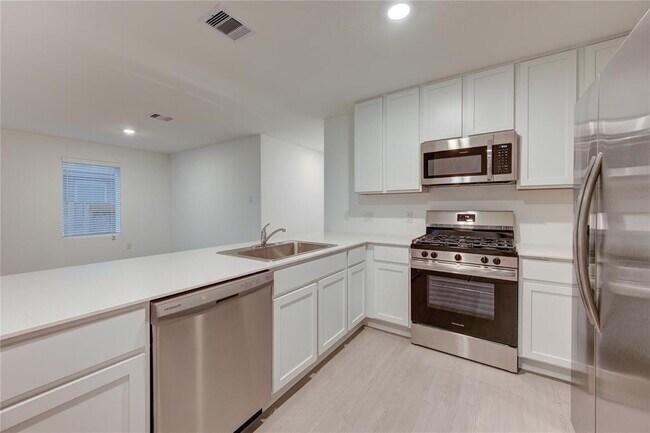 Building Photo - 1610 Birch Wood Dr