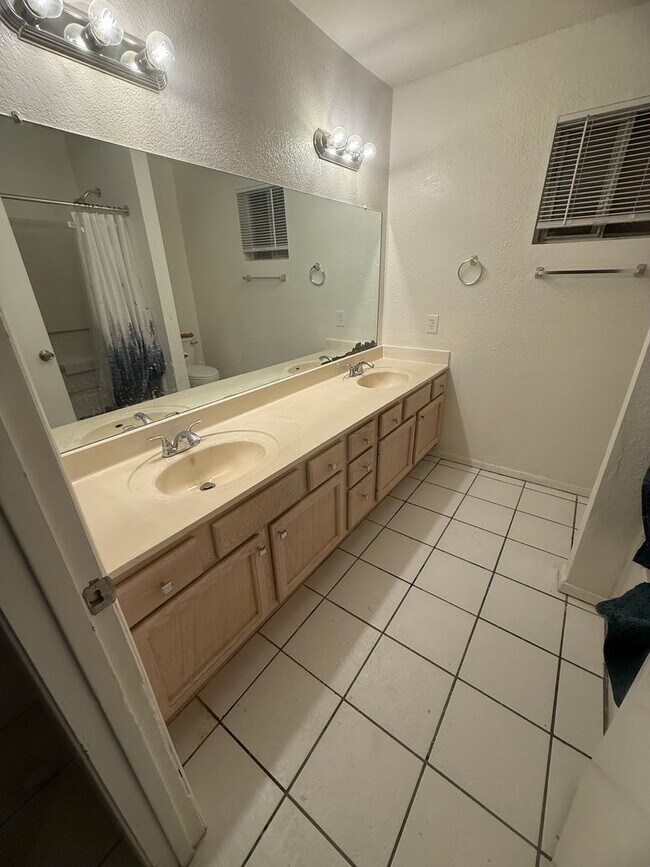 Building Photo - AVAILABLE NOW - NO HOA COMMUNITY!!!