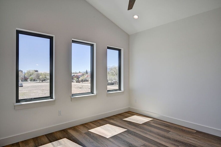 Building Photo - 424 Pinon St