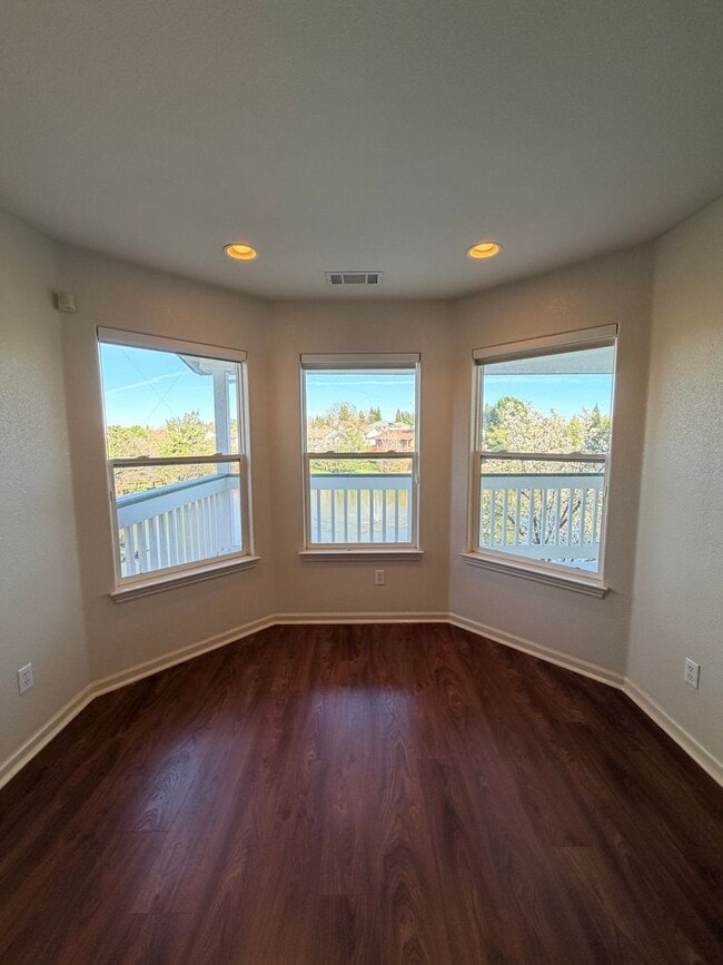 Building Photo - Beautiful Lakefront Home in the Vineyard! 55+ community