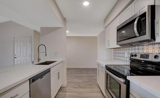 Building Photo - Highly Remodeled 1 Bedroom 2nd Floor Unit