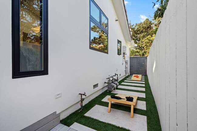 Building Photo - Elevated Living Fully Furnished