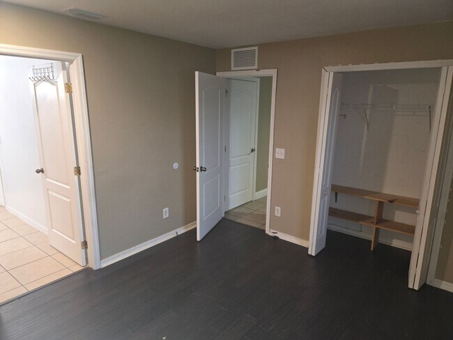 Building Photo - Price Improved!!!!-Large Family Home-Great...