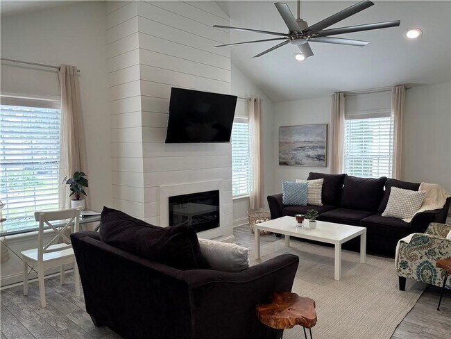 Building Photo - 318 Sand Castle Ln