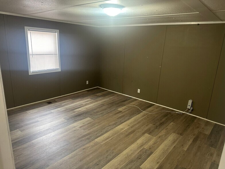 Building Photo - 1221 N Valrico Rd