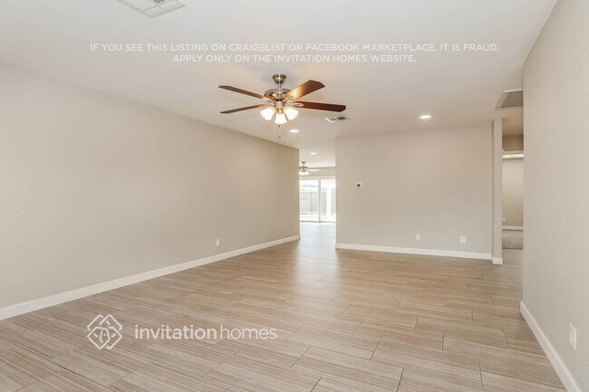 Building Photo - 2461 E Manhatton Dr