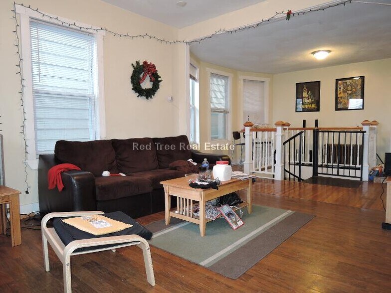Primary Photo - 72 Hillside St