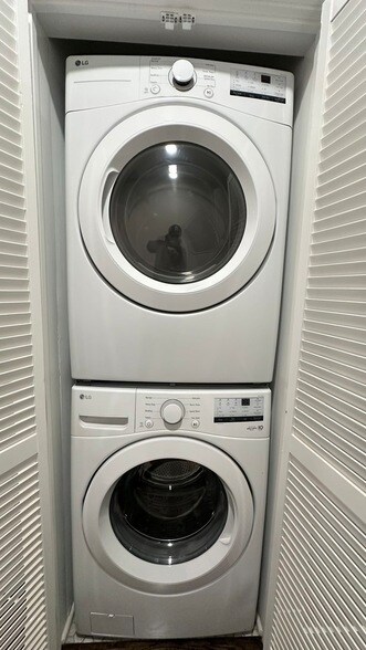 Building Photo - 5226 N Bernard St