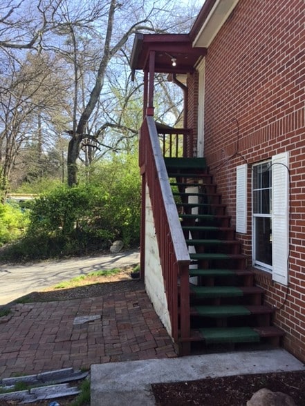 Building Photo - 1016 Greens Lake Rd