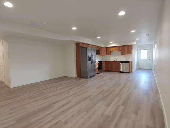 Building Photo - 591 S Emerald Ln