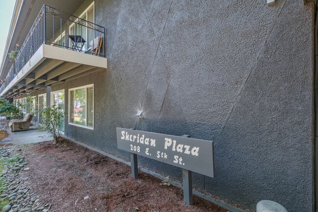 Building Photo - 208 SE 5th Ave