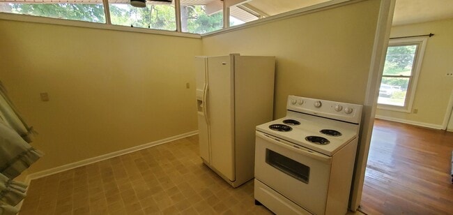 Building Photo - 3 Bedroom 1 Bathroom House