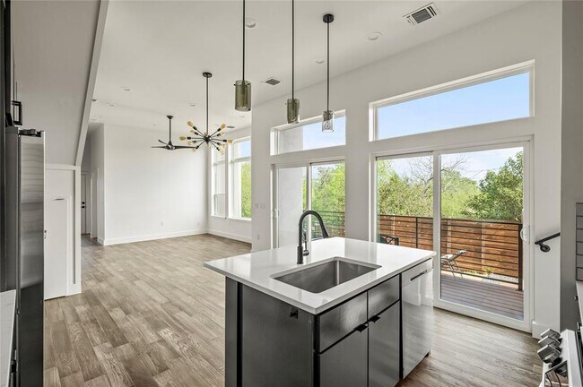 Building Photo - 4400 Mt Vernon Dr