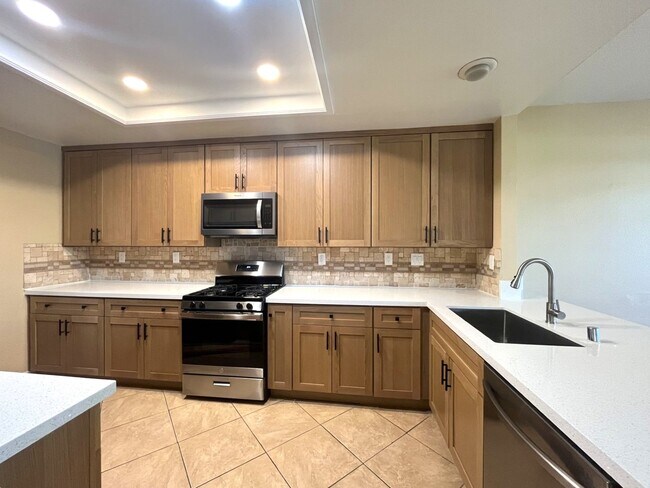 Building Photo - 3 bed, 3 bath located in Ontario, CA!
