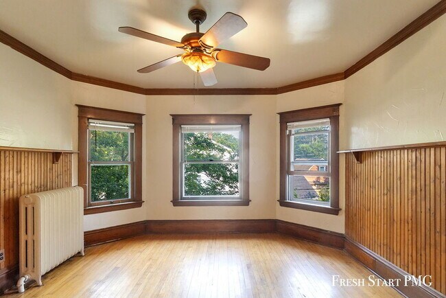 Building Photo - Spacious 3-Bedroom Haven with Sunroom & Wa...