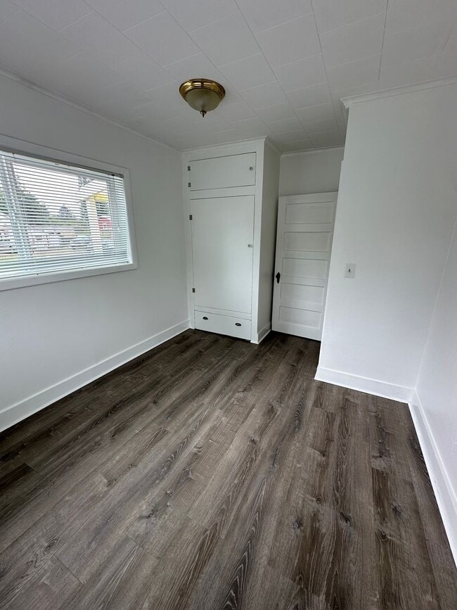 Building Photo - Quiet 2 Bedroom, 1 Bath Home - APPLICATION...