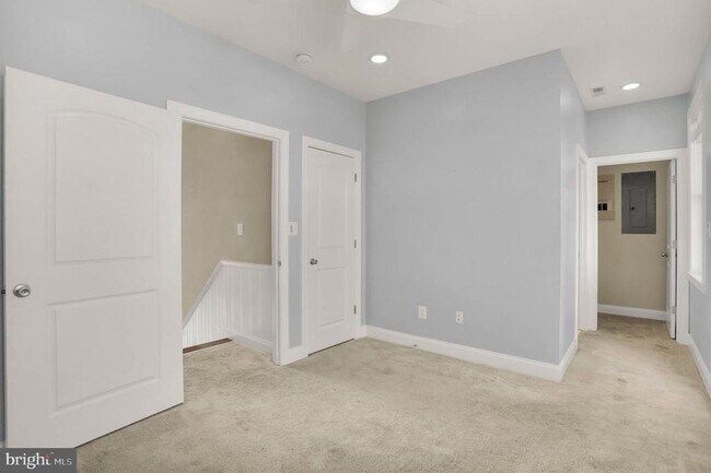 Building Photo - 2260 Lake Dr