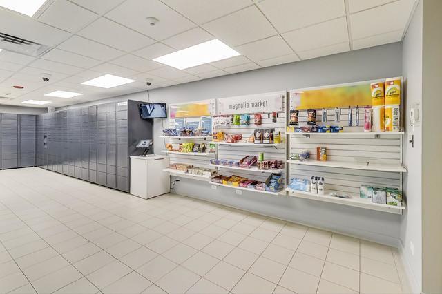 Building Photo - 2650 N Lakeview Ave