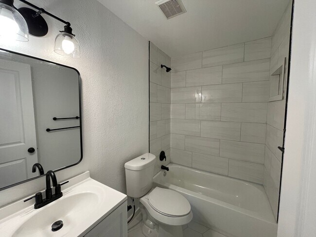Building Photo - 1603 Benttree Dr