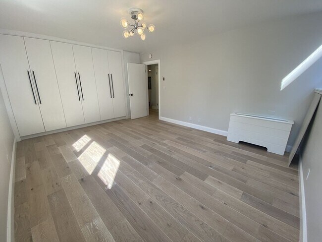 Building Photo - Amazing 2 bed 2 bath in Brookline