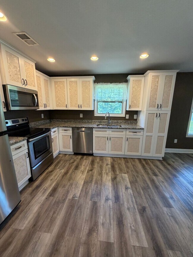 Building Photo - Large 4 Bedroom 2 1/2 Bath Pet Friendly Home For Rent!
