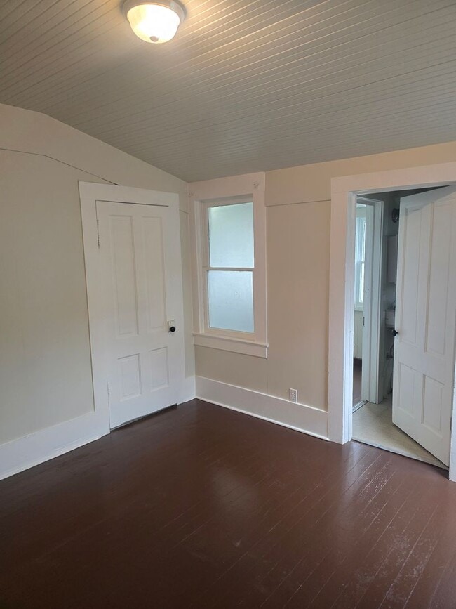 Building Photo - 2 Bedroom in Whiteaker Area