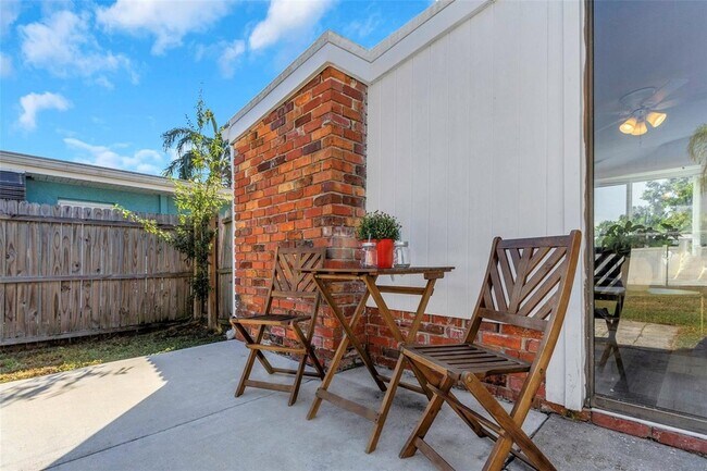 Building Photo - 676 Orangewood Dr