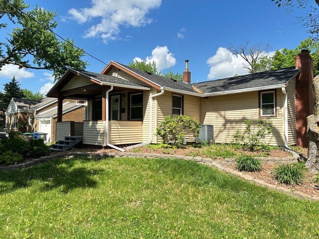 Building Photo - 3 Bedroom 1.5 Bathroom Finished Basement 2...