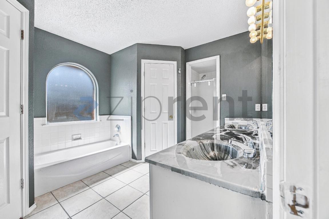 Building Photo - Unit