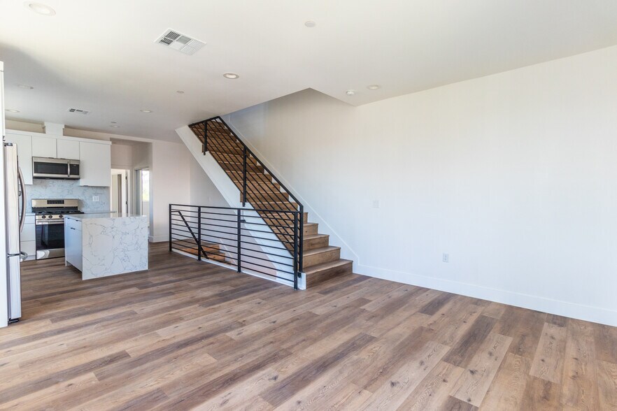 Building Photo - 4507 1/4 W 18th St