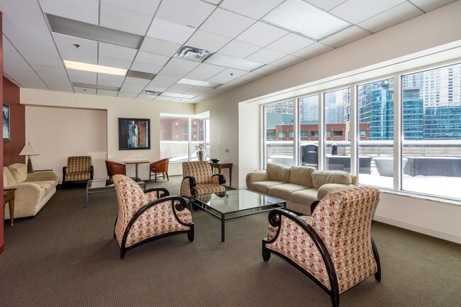 Building Photo - 512 N McClurg Ct